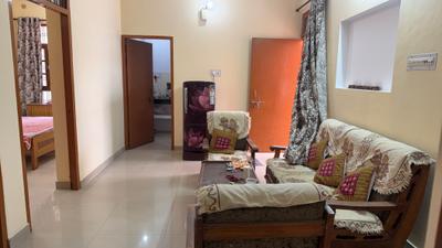 Living Room Image of 1250 Sq.ft 2 BHK Builder Floor for rent in Indira Nagar Lucknow for Rs. 18000