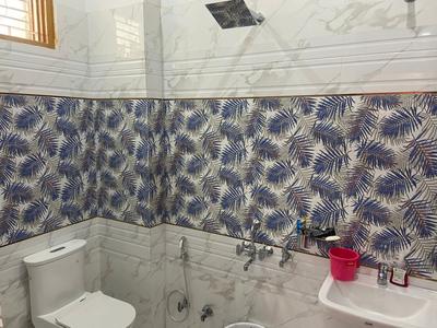 Bathroom Image of 1550 Sq.ft 2 BHK Builder Floor for rent in Gomti Nagar Lucknow for Rs. 15500