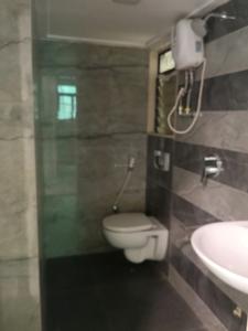 Common Bathroom Image of 600 Sq.ft 1 BHK Apartment / Flat for sale in Shree Sai Shweta Heights, Mira Road East Mira Bhayandar for Rs. 8000000
