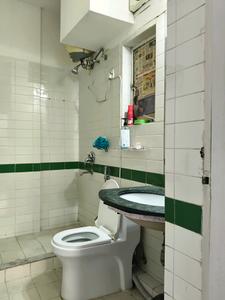 Common Bathroom Image of 2000 Sq.ft 4 BHK Apartment / Flat for sale in DLF Belvedere Park, DLF Phase 2 Gurgaon for Rs. 39000000
