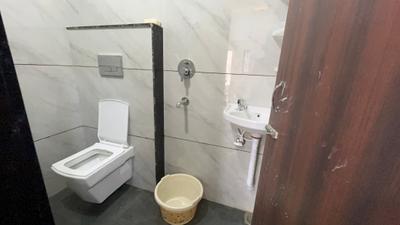 Bathroom Image of 800 Sq.ft 1 BHK Apartment / Flat for rent in Indra Puri Colony Indore for Rs. 19000