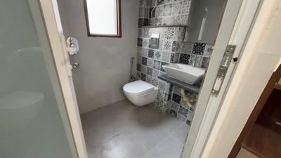 Bathroom Image of 550 Sq.ft 1 RK Builder Floor for rent in Suncity Township, Sector 54 Gurgaon for Rs. 20000