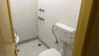 Bathroom Image of 450 Sq.ft 1 BHK Builder Floor for rent in Sector 56 Gurgaon for Rs. 26000