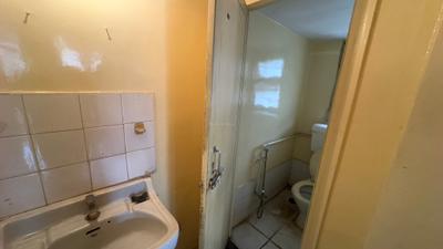 Bathroom Image of 600 Sq.ft 1 BHK Apartment / Flat for sale in Sadashiv Peth Pune for Rs. 6500000