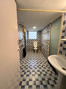 Bathroom Image of 550 Sq.ft 1 BHK Apartment / Flat for rent in Cumballa Hill Mumbai for Rs. 135000