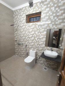 Bathroom Image of 2152 Sq.ft 2 BHK Builder Floor for rent in Gomti Nagar Lucknow for Rs. 25000