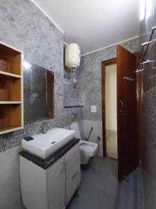 Bathroom Image of 1250 Sq.ft 2 BHK Builder Floor for rent in Sector 46 Gurgaon for Rs. 33500