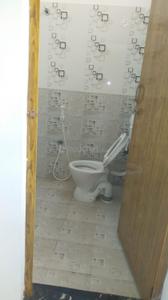 Bathroom Image of 1000 Sq.ft 2 BHK Builder Floor for rent in Nallathupalayam Tiruppur for Rs. 10000
