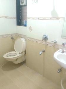 Common Bathroom Image of 850 Sq.ft 2 BHK Apartment / Flat for sale in highland Tower, Kandivali East Mumbai for Rs. 18000000