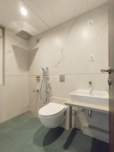 Bathroom Image of 2850 Sq.ft 5 BHK Duplex for sale in Ahura The Latitude D, Kondhwa Pune for Rs. 32000000