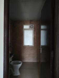 Common Bathroom Image of 1114 Sq.ft 2.5 BHK Apartment / Flat for sale in Nimbus The Express Park View Tower L L1 M M1, Chi V Greater Noida for Rs. 9100000