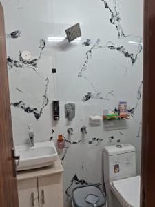 Bathroom Image of 700 Sq.ft 1 BHK Independent House for rent in Hari Nagar New Delhi for Rs. 21000