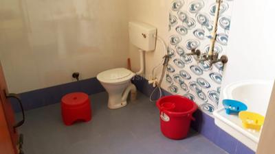 Bathroom Image of 800 Sq.ft 1 RK Apartment / Flat for rent in Sector 52 Noida for Rs. 12000