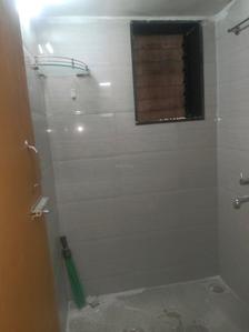 Common Bathroom One Image of 850 Sq.ft 2 BHK Apartment / Flat for sale in Lokhandwala Spring Leaf, Kandivali East Mumbai for Rs. 16900000