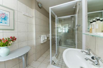 Bathroom Image of 1800 Sq.ft 3 BHK Apartment / Flat for sale in Juhu Mumbai for Rs. 85000000
