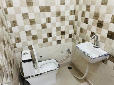 Bathroom Image of 1300 Sq.ft 3 BHK Independent House for rent in Preet Vihar Hapur for Rs. 15000