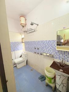Bathroom Image of 850 Sq.ft 2 BHK Builder Floor for sale in Dilshad Garden New Delhi for Rs. 9500000