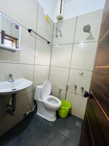 Bathroom Image of 600 Sq.ft 1 BHK Apartment / Flat for rent in Edappally Kochi for Rs. 20000