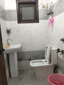 Common Bathroom One Image of 1100 Sq.ft 4 BHK Builder Floor for sale in Mayur Vihar Phase 1 New Delhi for Rs. 6500000