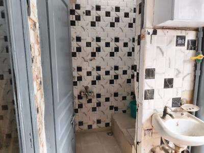 Bathroom Image of 650 Sq.ft 1 BHK Apartment / Flat for sale in Indirapuram Ghaziabad for Rs. 3600000