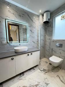 Bathroom Image of 2250 Sq.ft 4 BHK Independent House for rent in Rajouri Garden New Delhi for Rs. 90000