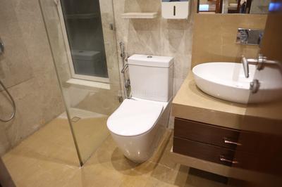 Bathroom Image of 1050 Sq.ft 2 BHK Apartment / Flat for rent in Indiabulls Blu, Worli Mumbai for Rs. 350000