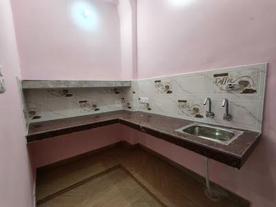 Kitchen Image of 750 Sq.ft 1 BHK Apartment / Flat for rent in Susuwahi Varanasi for Rs. 10000