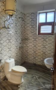 Bathroom Image of 1500 Sq.ft 2 BHK Builder Floor for rent in Sector 39 Gurgaon for Rs. 34000