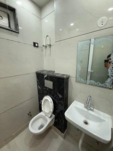 Bathroom Image of 1000 Sq.ft 3 BHK Independent House for rent in Rajouri Garden New Delhi for Rs. 46000