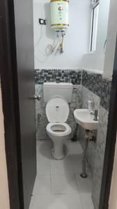 Bathroom Image of 600 Sq.ft 1 BHK Apartment / Flat for rent in Signature Global Andour Heights, Sector 71 Gurgaon for Rs. 25999
