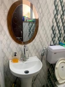 Bathroom Image of 1000 Sq.ft 2.5 BHK Apartment / Flat for sale in Indira Nagar Lucknow for Rs. 4000000