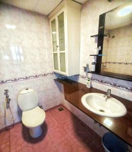 Bathroom Image of 2000 Sq.ft 3 BHK Apartment / Flat for rent in Panampilly Nagar Kochi for Rs. 60000