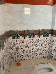 Bathroom Image of 600 Sq.ft 1 BHK Apartment / Flat for rent in Allahpur Allahabad for Rs. 7000