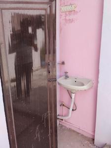 Bathroom Image of 800 Sq.ft 1 BHK Builder Floor for rent in Lohia Nagar Ghaziabad for Rs. 6000