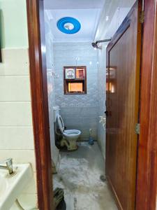 Bathroom Image of 1000 Sq.ft 3 BHK Builder Floor for rent in New Ashok Nagar New Delhi for Rs. 25000