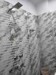 Bathroom Image of 700 Sq.ft 2 BHK Builder Floor for rent in Naubasta Kanpur for Rs. 8500