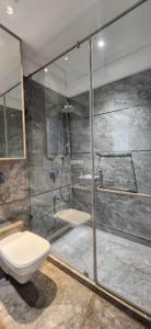 Bathroom Image of 4230 Sq.ft 5 BHK Apartment / Flat for sale in Supreme Epitome, Chembur Mumbai for Rs. 180000000