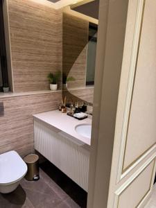 Bathroom Image of 1860 Sq.ft 3 BHK Apartment / Flat for sale in Lodha Opulis D, Dombivli East Thane for Rs. 14000000