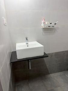 Bathroom Image of 1580 Sq.ft 3 BHK Apartment / Flat for rent in Aakar Acropolis, Deepanagar Mysore for Rs. 28000