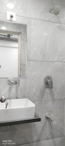 Bathroom Image of 1600 Sq.ft 3 BHK Apartment / Flat for sale in Koteshwar Ahmedabad for Rs. 9000000