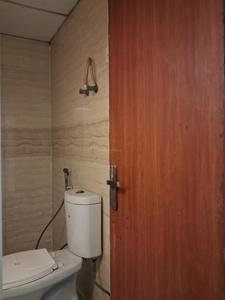 Common Bathroom Image of 1295 Sq.ft 3 BHK Apartment / Flat for rent in Supertech Ecociti, Sector 137 Noida for Rs. 38000