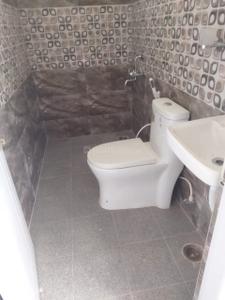 Bathroom Image of 550 Sq.ft 1 BHK Builder Floor for rent in Financial District Hyderabad for Rs. 25000