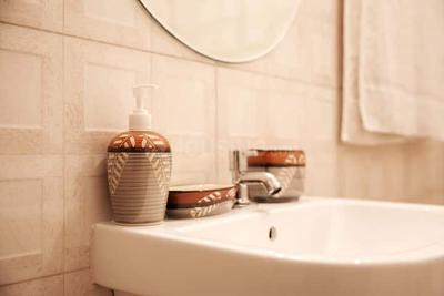 Bathroom Image of 1150 Sq.ft 2 BHK Apartment / Flat for rent in Sahjanand Tulsi Homes, Sherpura Bharuch for Rs. 16000