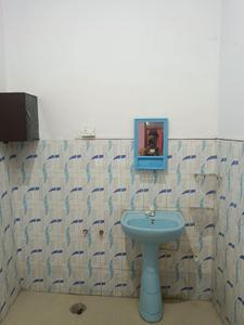 Bathroom Image of 1800 Sq.ft 2 BHK Independent House for rent in Alambagh Lucknow for Rs. 10000