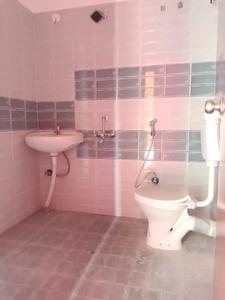 Common Bathroom Image of 875 Sq.ft 3 BHK Apartment / Flat for sale in Pailan Kolkata for Rs. 4200000