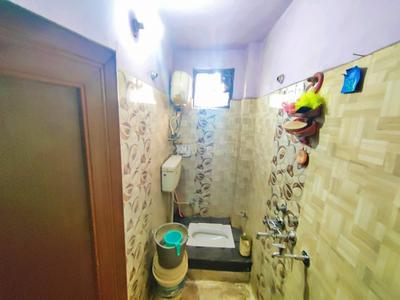 Bathroom Image of 900 Sq.ft 3 BHK Apartment / Flat for sale in  RWA Dilshad Colony Block E Markets WA, Dilshad Garden New Delhi for Rs. 6500000