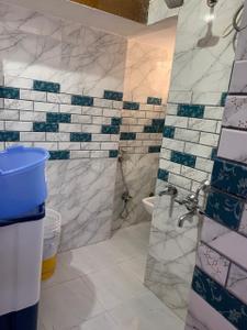 Bathroom Image of 1600 Sq.ft 2 BHK Apartment / Flat for rent in DDA Pocket F, Mayur Vihar II New Delhi for Rs. 40000