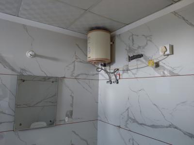 Bathroom Image of 300 Sq.ft 1 RK Apartment / Flat for rent in Arjunganj Lucknow for Rs. 14500