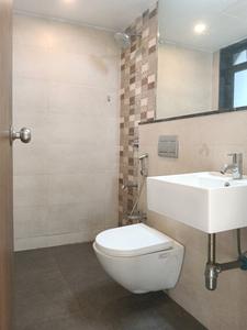 Common Bathroom Image of 900 Sq.ft 2 BHK Apartment / Flat for rent in Lodha Splendora, Kasarvadavali Thane for Rs. 38099