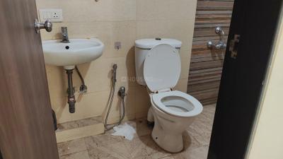 Bathroom Image of 400 Sq.ft 1 BHK Apartment / Flat for rent in Spring Grove Uno Society, Kandivali East Mumbai for Rs. 28500